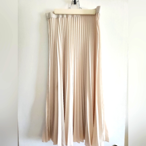 H&M midi length Pleated Skirt size Medium, soft beige - Picture 1 of 4